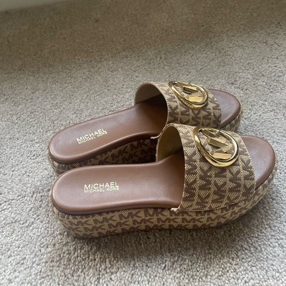 I am selling this Vite Michael kors platform sandals ! - Picture 5 of 7